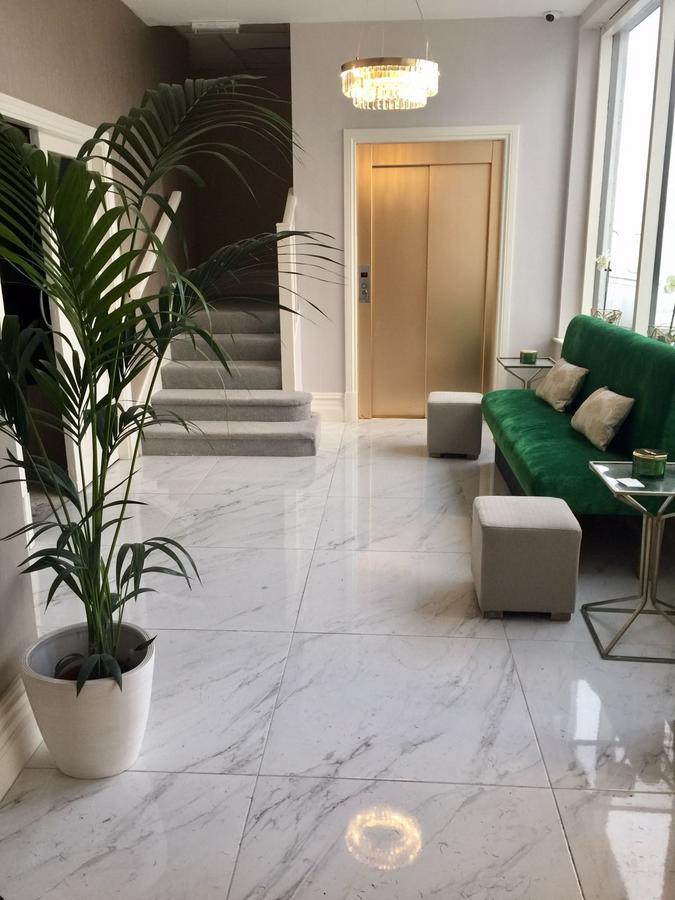 The Mount Rooms Barry Luaran gambar