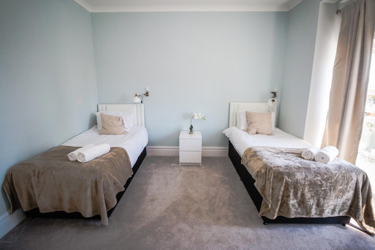 The Mount Rooms Barry Bilik gambar